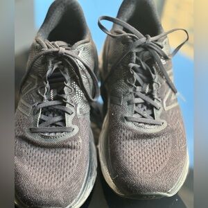 New Balance Black Sneakers